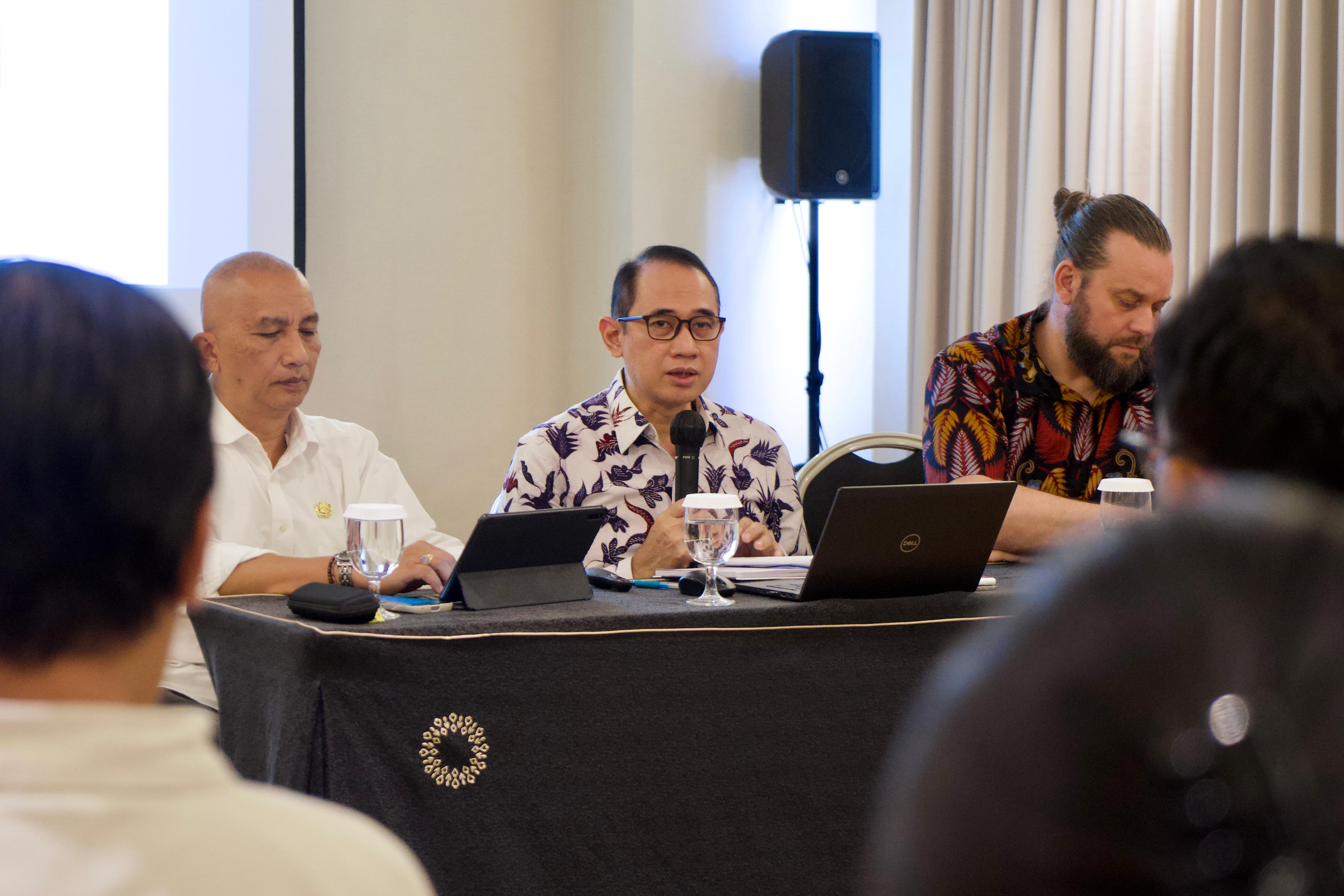 LAUNCHING: Dari kiri IB Setiawan, Kadis Ketenagakerjaan (ESDM) Bali, Andianto Haryoko dari Kementerian PPN/Bappenas dan Daniel Schroeder, Kepala DTC &GIZ Indonesia di Denpasar (4/10/2023).