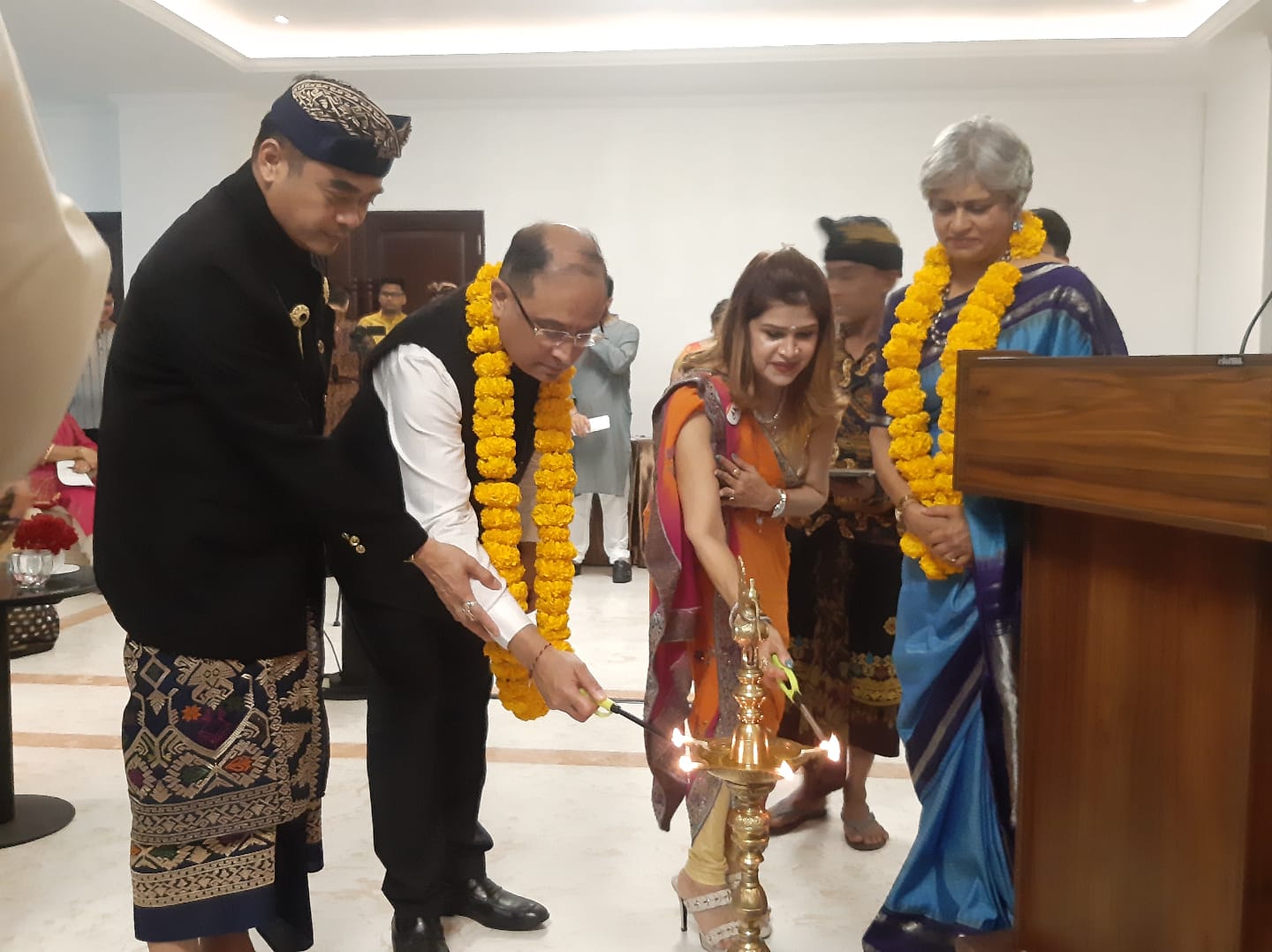 MITRA: Duta Besar India untuk Indonesia Sandeep Chakravorty (berkalung bunga) bersama Presiden BIFA Neeta Malhotra (dua dari kanan) dan Senator anggota DPD RI asal Bali I Gusti Ngurah Arya Wedakarna