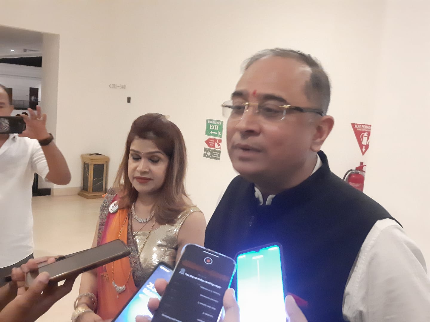 PERSAUDARAAN: Duta Besar India untuk Indonesia Sandeep Chakravorty dan Presiden BIFA Neeta Malhotra saat doorstop bersama wartawan di Sanur (3/10/2023)