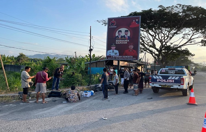 Empat orang terkapar di Jalan Raya Bypass Ida Bagus Mantra Simpang Empat Jumpai, Kecamatan Klungkung setelah mengalami kecelakaan.
