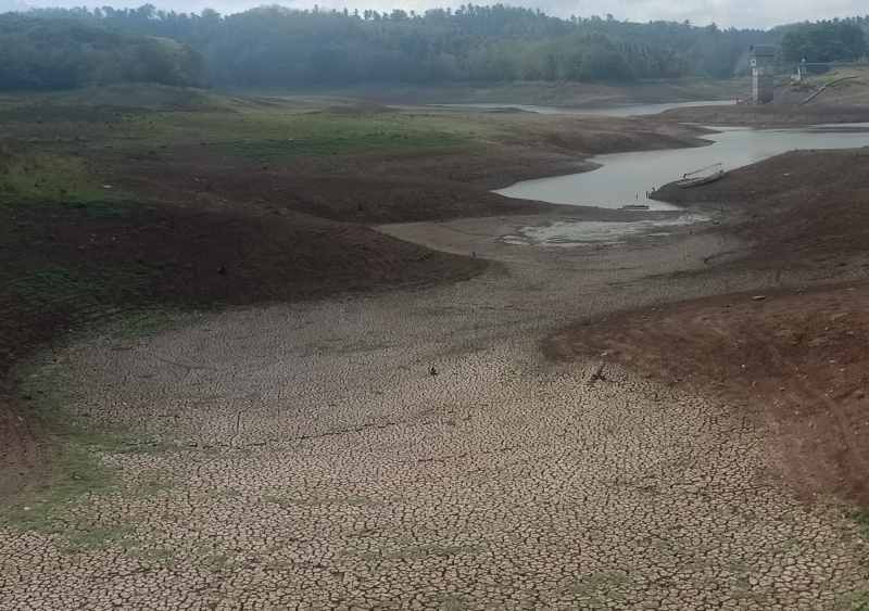 MENGERING DAN RETAK-RETAK : Kondisi bendungan Palasari yang mengalami penurunan volume air.(m.basir)