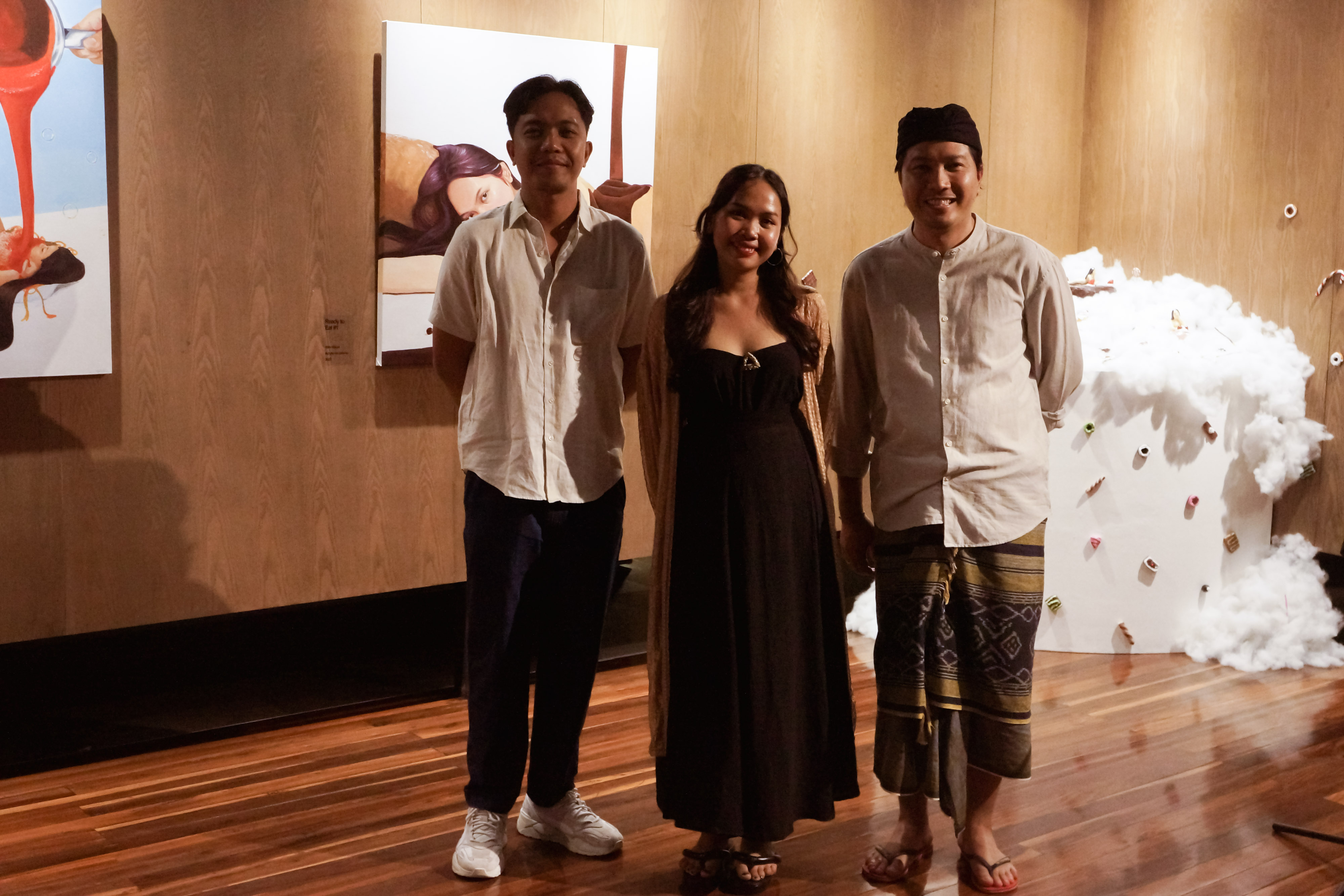 TALENTA MUDA: Dari kiri, Gustra Adnyana - Kurator, Dayu Sartika - Seniman, Agus Ade Surya Wirawan - General Manager ARTOTEL Sanur Bali dalam Pembukaan Pameran &lsquo;Manis Manis&rsquo;.