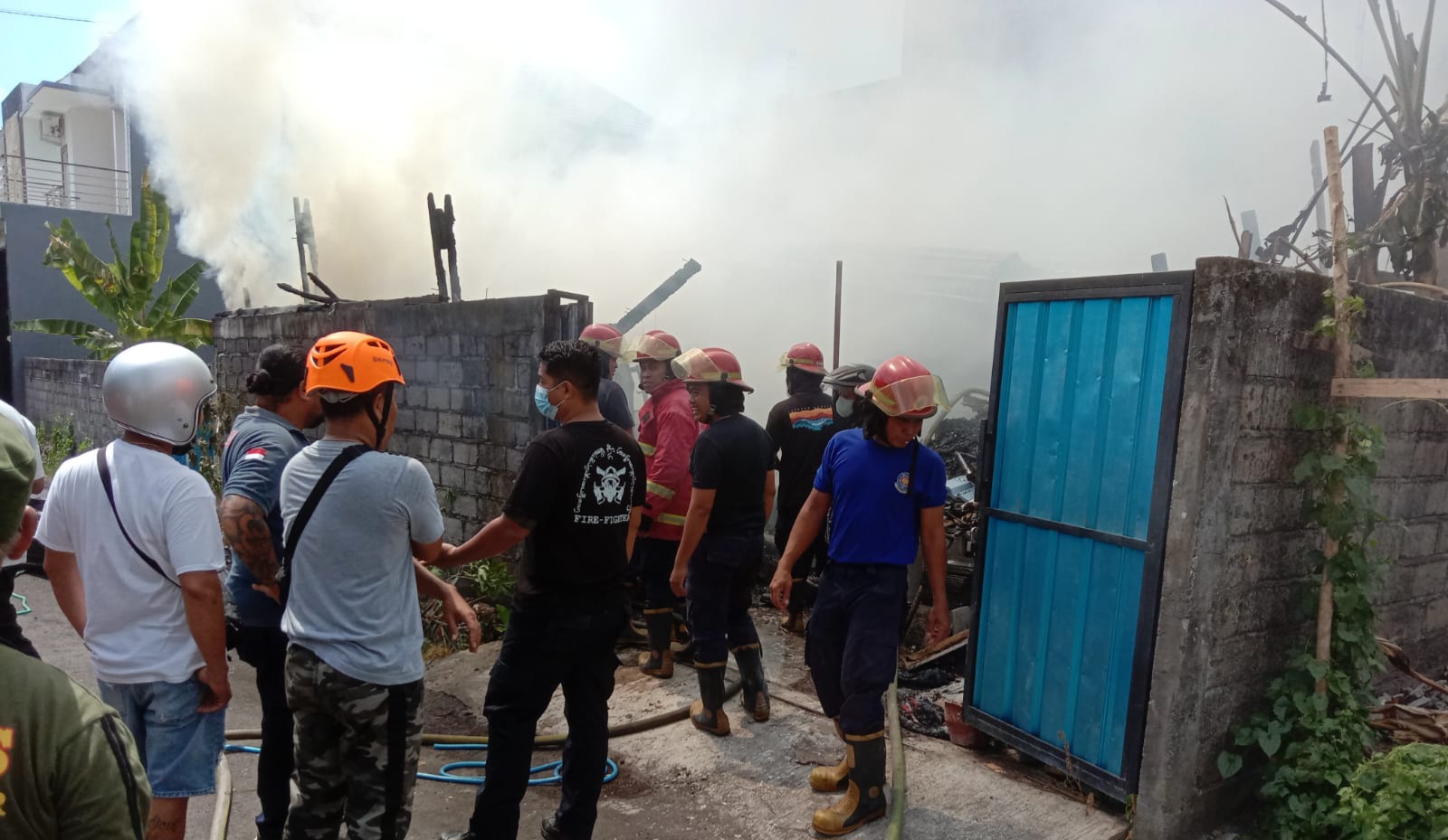 MASIH BERASAP: Sebuah gudang kayu terbakar di Panjer Denpasar (4/10/2023)