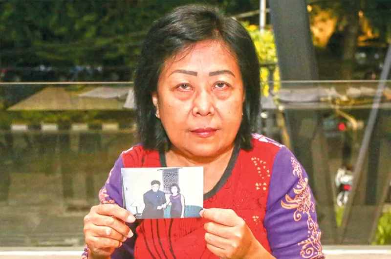 TUNJUKKAN BUKTI: Ida Susanti menunjukkan fotonya bersama sang suami yang ternyata perempuan saat ditemui di kawasan Dharmahusada (1/10). (ALFIAN RIZAL/JAWA POS)