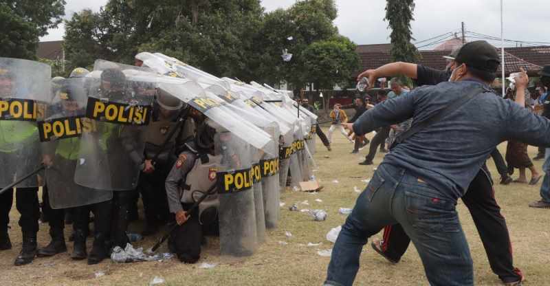 LATIHAN HADAPI HURU-HARA : Polres Klungkung menggelar simulasi pengamanan kota. (Foto: Humas Polres Klungkung)
