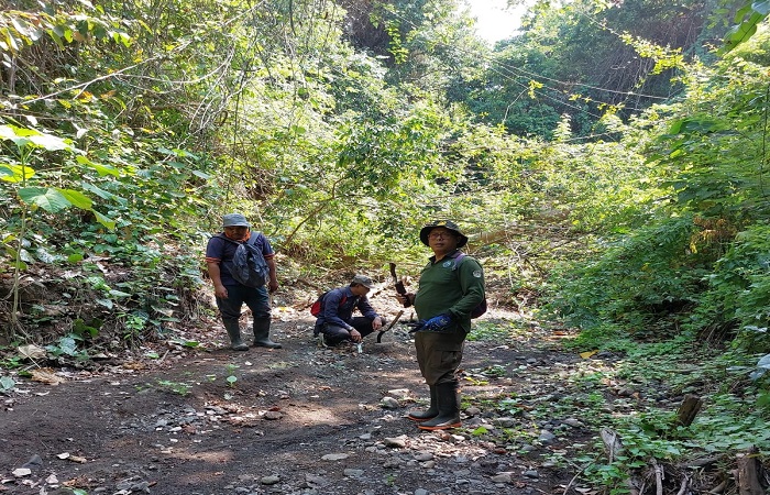 Petugas melakukan patroli di kawasan hutan Taman Nasional Bali Barat (TNBB), setelah ditemukan seekor rusa mati terjerat.