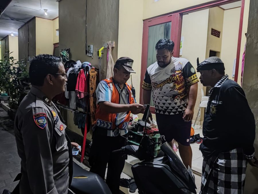 NON PERMANEN: Satpol PP dan Pecalang menyidak penduduk non permanen di Denpasar.