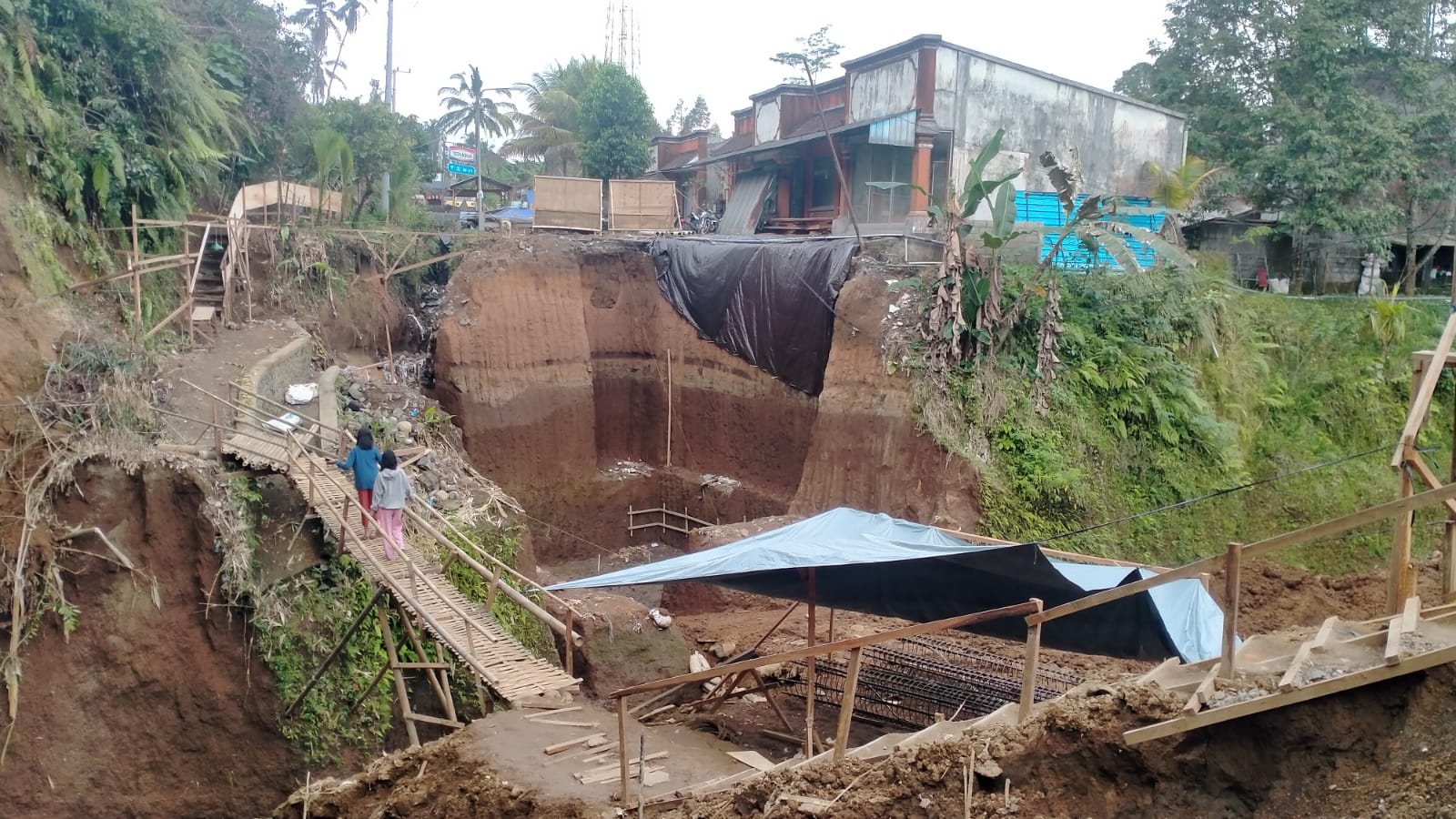 BELUM DIBETON:  Proyek Jembatan Marga-Apuan di Desa Tua Marga, Tabanan yang baru tahap penggalian tiang pancang.
