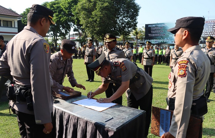 Suasana sertijab perwira yang dimutasi di Polres Tabanan dipimpin oleh Kapolres Tabanan AKBP Leo Dedy Defretes.