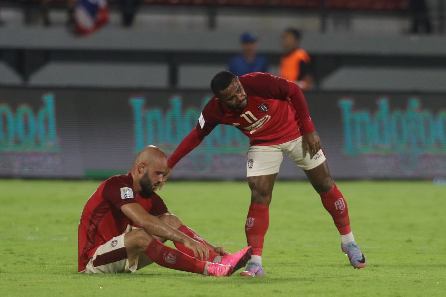 SISI LAIN: Penyerang sayap Bali United Yabes Roni Malayfani (kanan) mengajak M. Rashid bangkit saat Bali United melawan Terengganu FC di Stadion Dipta, 4 Oktober 2023 lalu.