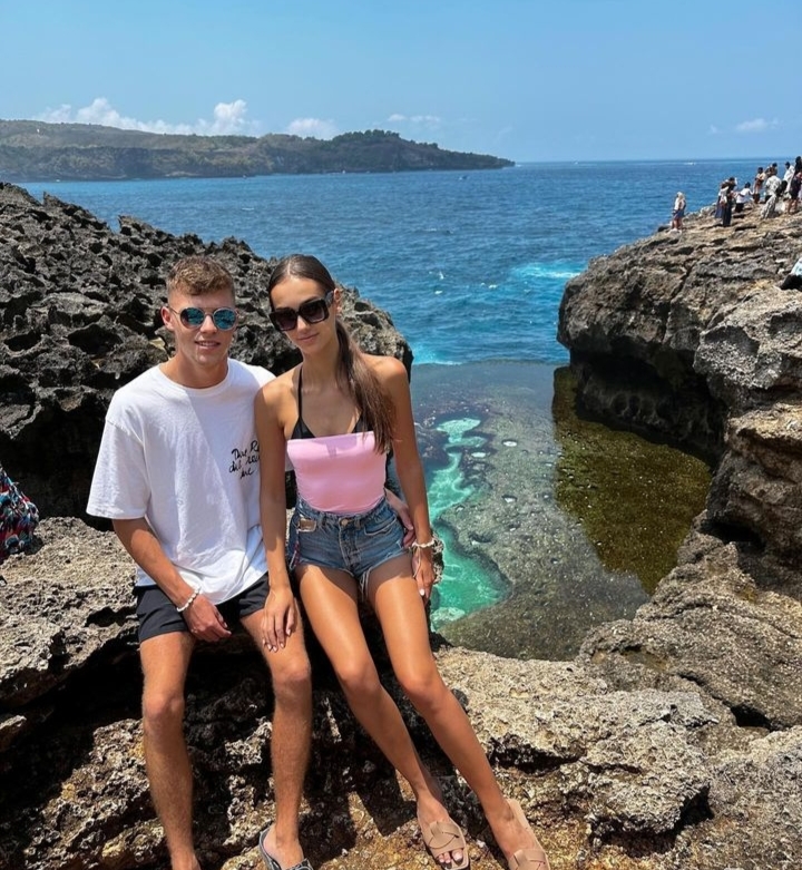 Pembalap MotoGP, Filip Salac bersama kekasihnya sedang berada di Nusa Penida Bali, sebelum menuju MotoGP Mandalika di Lombok NTB.