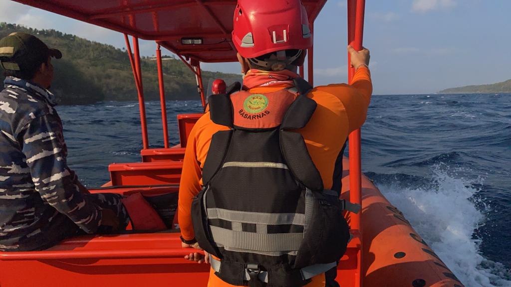 PENCARIAN: Tim SAR gabungan mencari lokasi terseret arus.