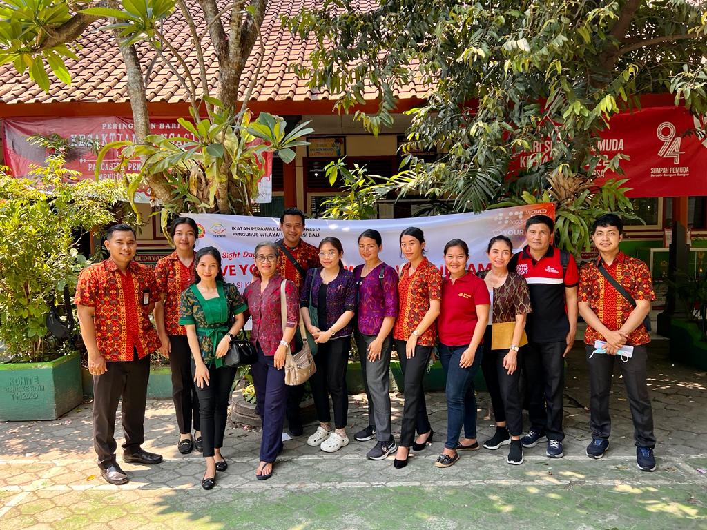 UNTUK MASYARAKAT: Pengurus IKPAMI Bali usai melakukan pengabdian masyarakat di SDN 13 Kesiman, Denpasar, Sabtu (7/10/2023).