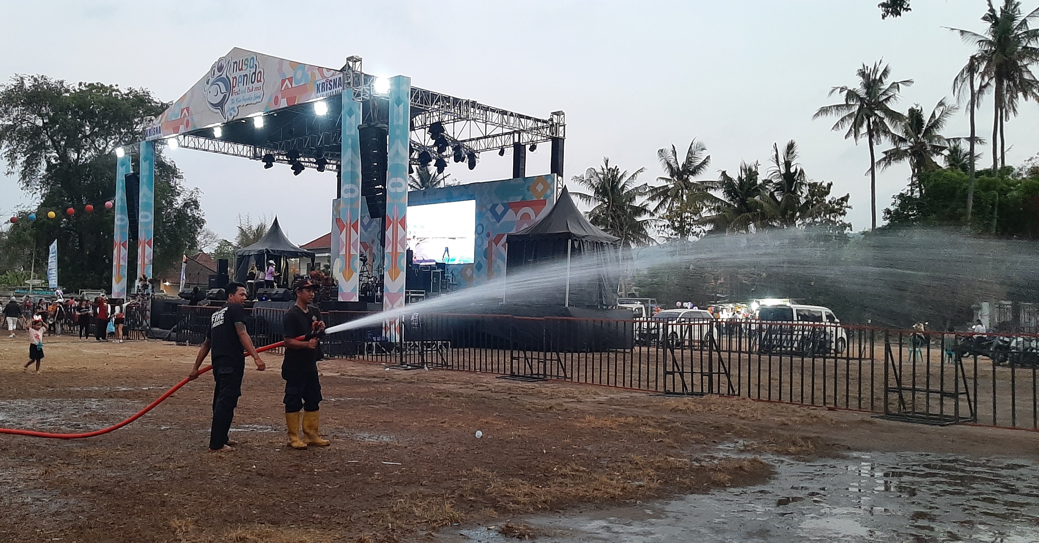 DISIRAM DULU : Sekitar panggung Festival Nusa Penida disiram air. (dewa ayu pitri arisanti)