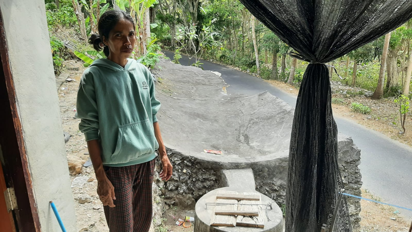 ANTREE AIR BERSIH: Ni Nyoman Sri Widari, warga Banjar Ampel, Desa Pejukutan saat menunjukkan tempat penampungan air hujan di kediamannya