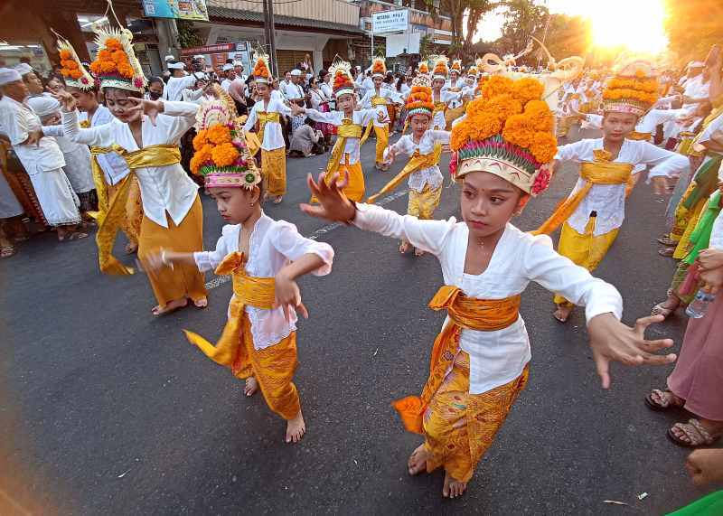 RITUAL MASAL: Prosesi tarian sakral Rejang Dewa bersama 500 orang penari kawasan Jalan Hayam Wuruk, Denpasar. (adrian suwanto)