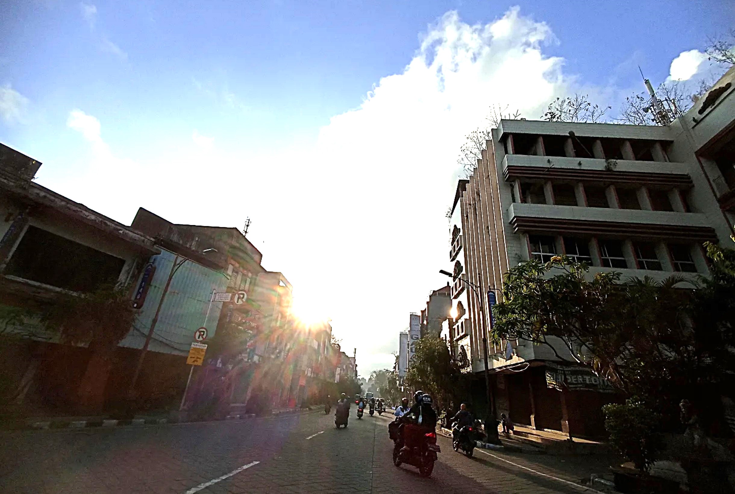 TERKENDALA FUNGSI AKTIF JALAN RAYA : Kawasan Jalan Gajah Mada, Denpasar, ini masih dipakai sebagai jalan umum sehari-hari. (Foto: Adrian Suwanto/Radar Bali)