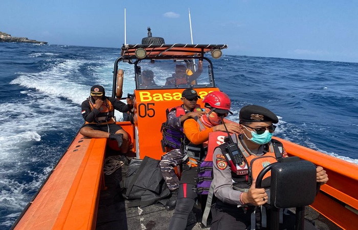 Tim SAR gabungan masih melakukan pencarian terhadap I Wayan Sutrisna, 31, pemancing asal Desa Sakti, Kecamatan Nusa Penida yang hilang setelah jatuh dari tebing.