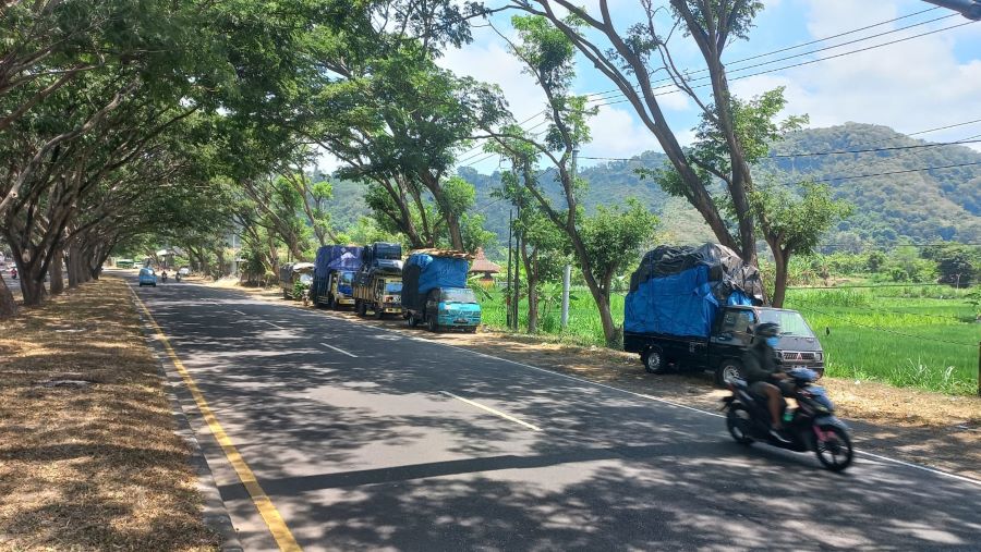 MENUNGGU: Sejumlah mobil, pikap dan truk antre yang menuju Nusa Penida.