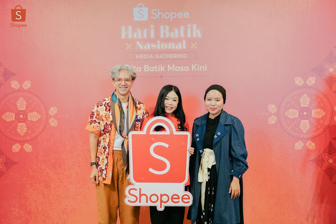 WORKSHOP: Dari kiri, Didiet Maulana, Head of Marketing Growth Shopee Indonesia Monica Vionna dan Produsen Batik Lokal Damakara Official di kegiatan workshop batik styling.