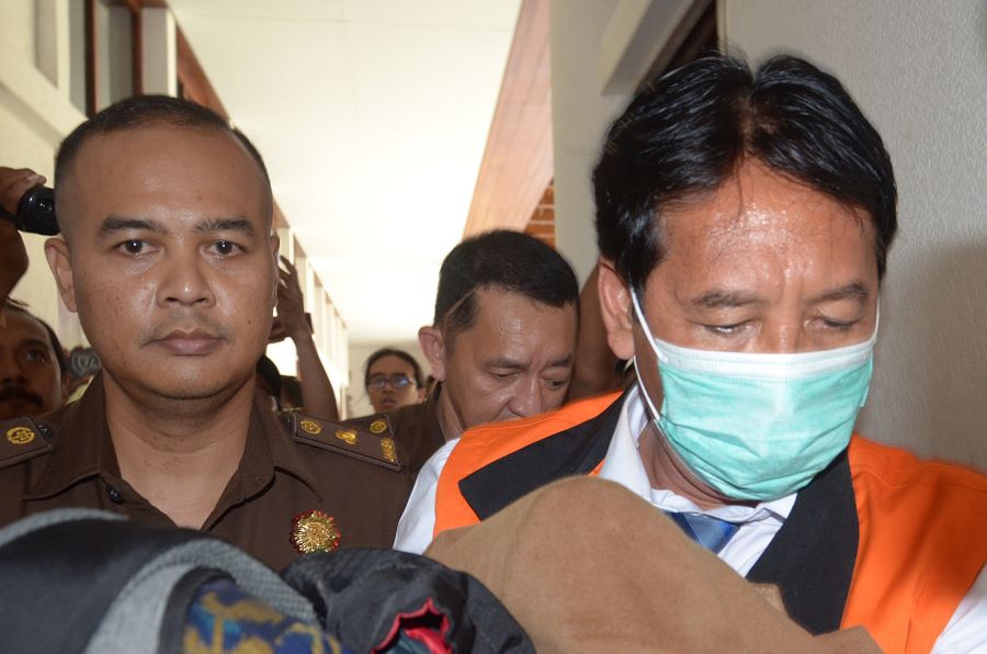 BABAK BARU: Rektor Unud, Prof Antara langsung menegnakan baju tahanan warna orange begitu selesai pemeriksaan di Kejati Bali, 9 Oktober 2023.