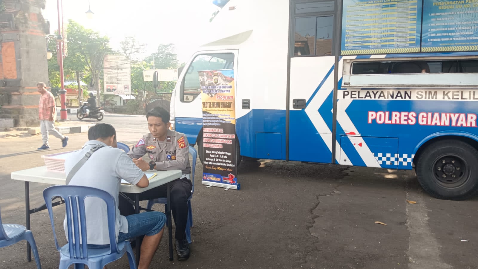 PERLU DICONTOH: Polres Gianyar tetap membuka pelayanan pengurusan SIM dan SKCK di hari Minggu.