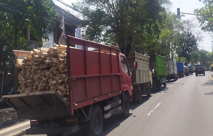 Puluhan antre truk di SPBU Kepuh, Jalan Denpasar - Gilimanuk, Kelurahan Pendem, Selasa (10/10).