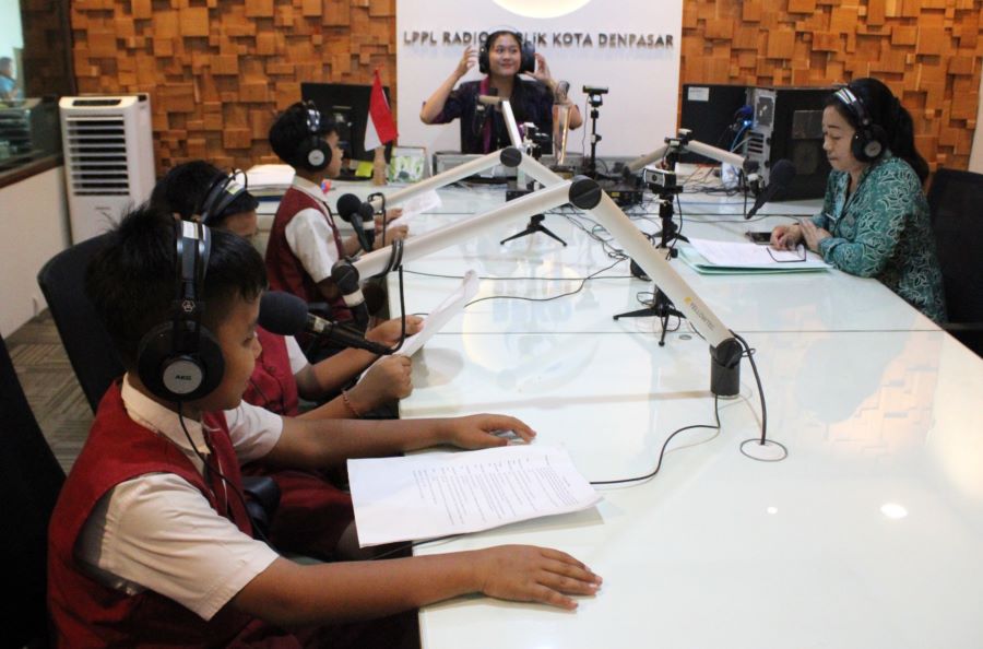 MESATUA BALI: Ibu Wali Kota Denpasar memandu siswa mendongeng dengan Bahasa Bali di RPKD Denpasar.