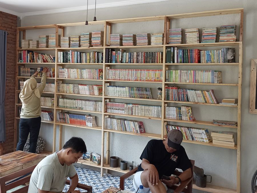 UNIK: Pengunjung Kafe Rumah Momo dapat membaca komik dan novel sepuasnya sambil ngopi.
