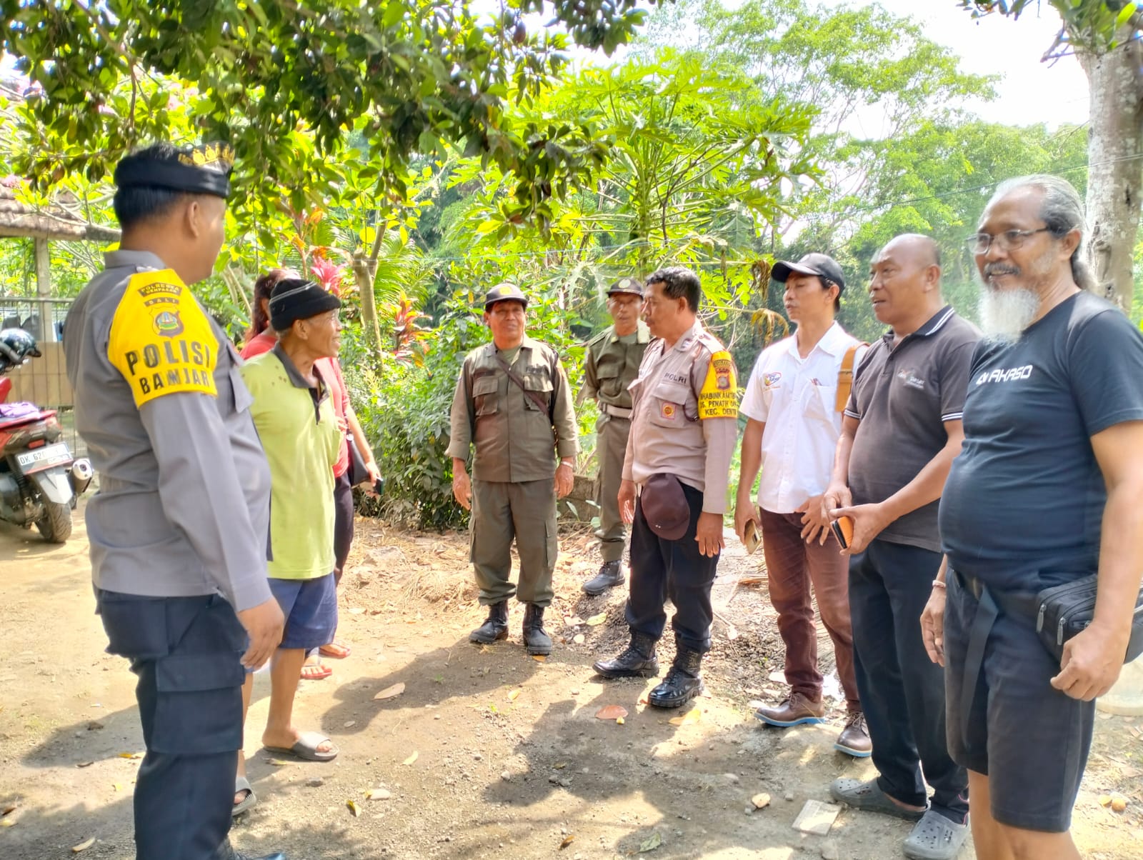 TINDAKAN LAPANGAN: Polisi banjar dengan atribut khusus mendatangi pemilik kraoke untuk tertibn dan tidak langgar aturan.
