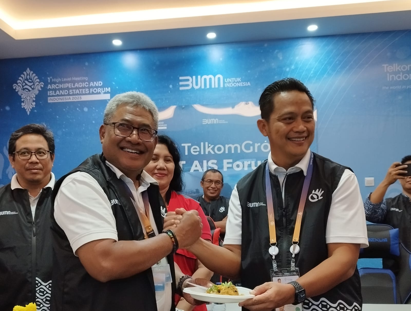 MOTOGP MANDALIKA: Direktur Network & IT Solution Telkom, Herlan Wijanarko;  dan EVP Divisi Government Service Telkom, Syaifudin, di Nusa Dua Bali (11/10/2023).