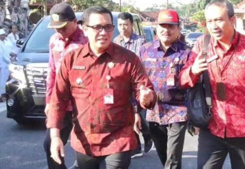 KEBUT PERBAIKAN JALAN : Bupati Tabanan I Komang Gede Sanjaya (berkacamata, kedua dari kiri) saat meresmikan Jalan Kabupaten Jegu, Penebel menuju Telaga Tunjung, Kerambitan sepanjang 4,8 KM(juliadi)