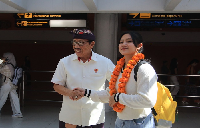 Desak Rita (kanan) saat disambut Ketua Koni Bali, Oka Darmawan, saat tiba di bandara ngurah rai.