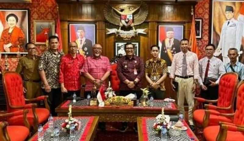 MENGADU KE BUPATI :Pertemuan Jero Dasaran Alit atau Kadek Dwi Arnata dengan Bupati Tabanan I Komang Gede Sanjaya.(istimewa)
