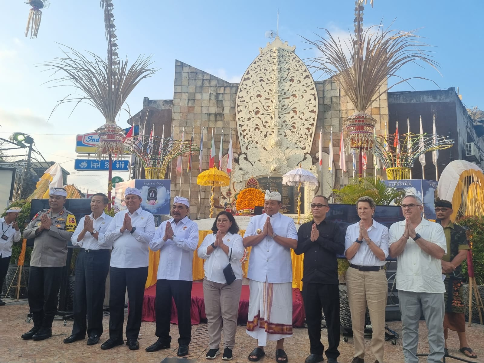 DOA: Doa perdamaian bertepatan tragedi kemanusiaan Bom Bali yang terjadi 12 Oktober 2002 silam di monumen Ground Zero Kuta, Kamis (12/10/2023). (Diskominfo Badung For Radar Bali)