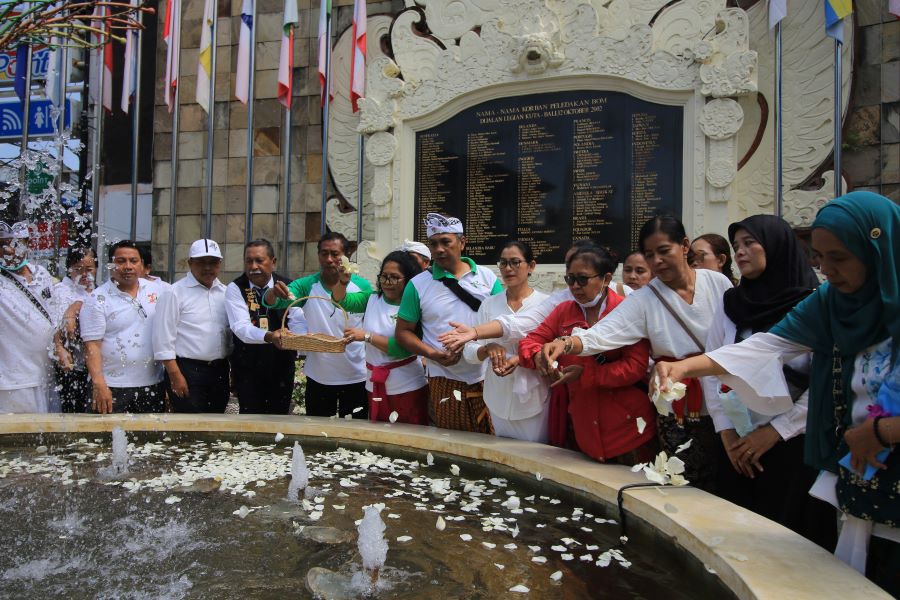 21 TAHUN LALU: Relawan Bom Bali Haji Bambang (pakai rompi) dan keluarga penyintas melakukan tabur bunga di Monumen Bom Bali 1 di jalan Legian Kuta, Kamis, 12 Oktober 2023.
