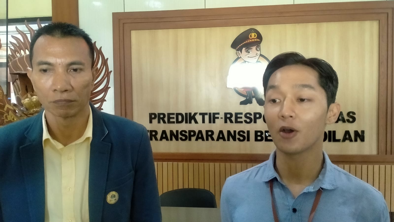 SIAP HADAPI: Pemangku agama yang juga penggiat media sosial Jero Dasaran Alit didampingi pengacara di Polres Tabanan ketika dirinya ditetaokan sebagai tersangka kasus pelecehan seksual.