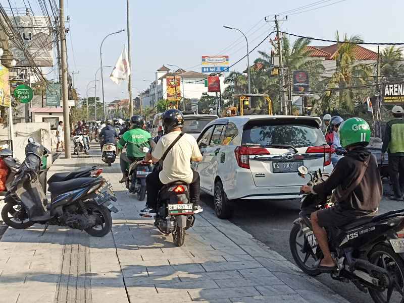 SEMRAWUT : Kondisi di Jalan Dewi Sri, Legian, Kuta, yang tampak semrawut karena ada proyek jalan raya. (adrian suwanto/radar bali)