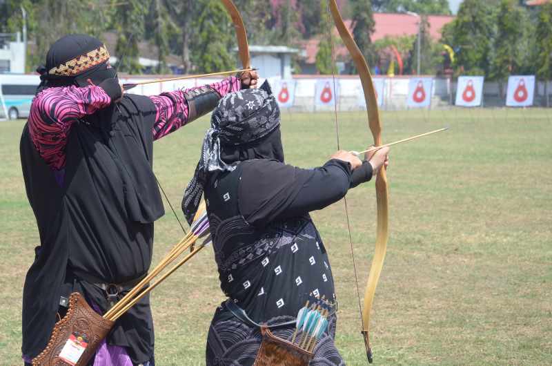 BIDIK SASARAN  : Peserta lomba panahan (foto:adrian suwanto/radar bali)