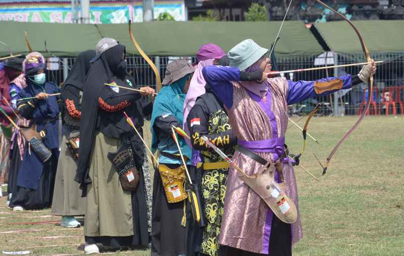 JADI ANEH KOSTUMNYA : Para peserta lomba panahan saat beraksi. (Foto: Adrian Suwanto/Radar Bali)