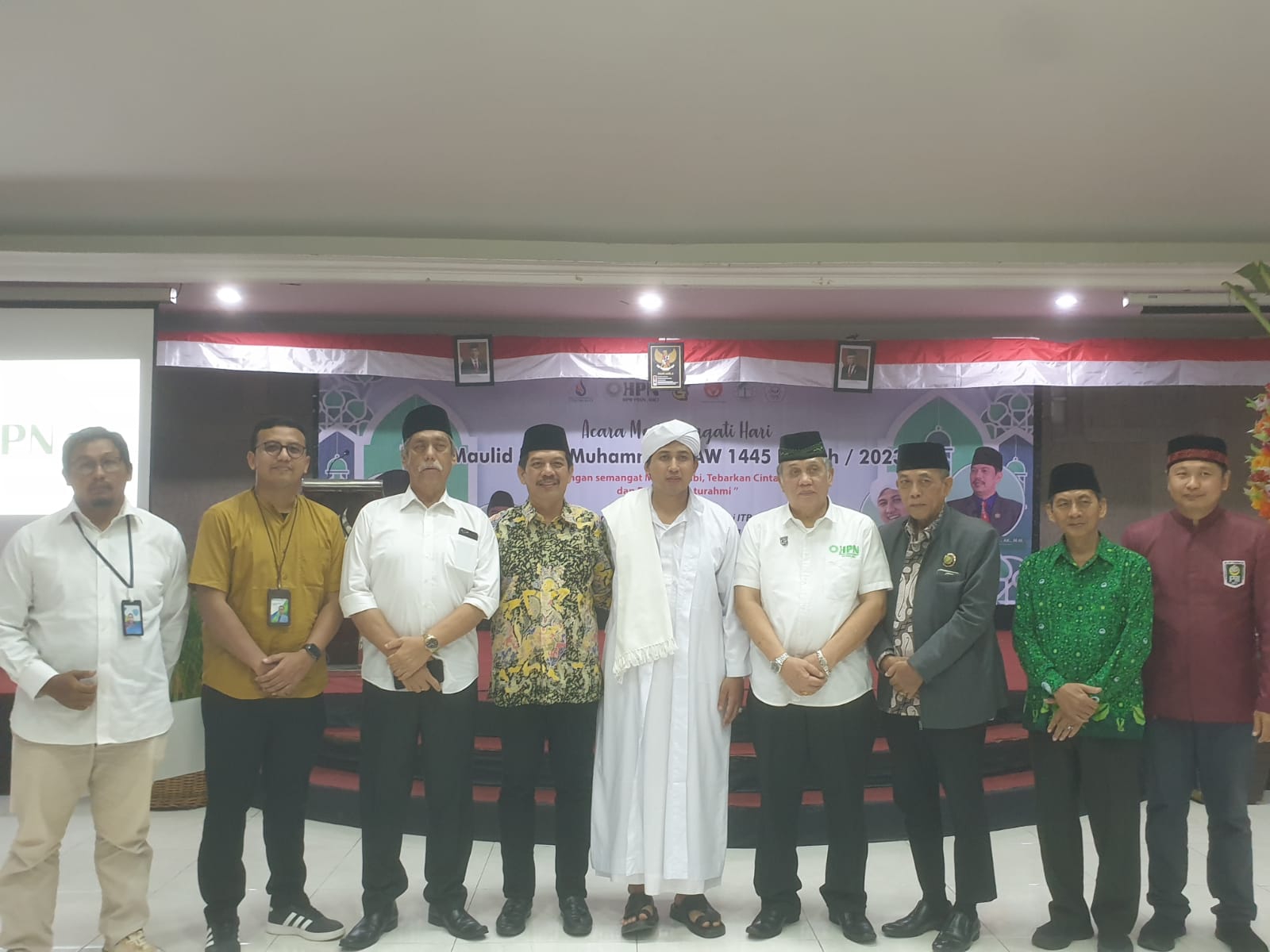 Berfoto bersama Al-Habib Saugi Bin Yahya Almaghrabi Alhasani (tengah). (Novi Febriani/Radar Bali)
