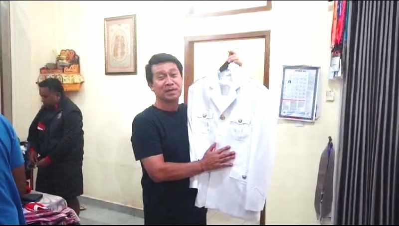 SUDAH PERSIAPAN : Bupati Klungkung, I Nyoman Suwirta sudah menyiapkan barang-barangnya untuk dikemas. (Foto: Humas Pemkab Klungkung)