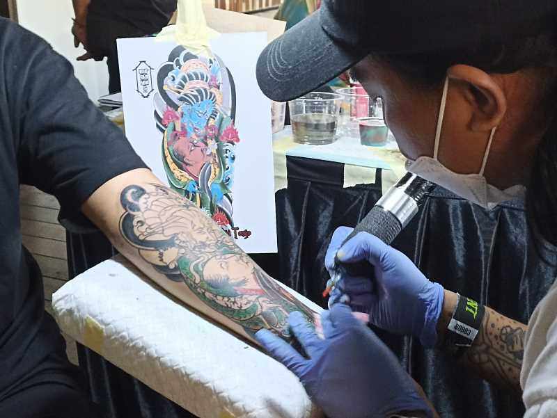 TINGGAL PILIH  GAMBAR : Suasana Denpasar Tatto  Contest 2023 di Gedung Dharma Negara Alaya. (adrian suwanto)