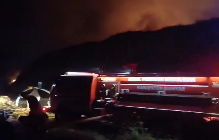 Proses penyiraman air di TPA Temesi Gianyar yang terbakar Senin dini hari.