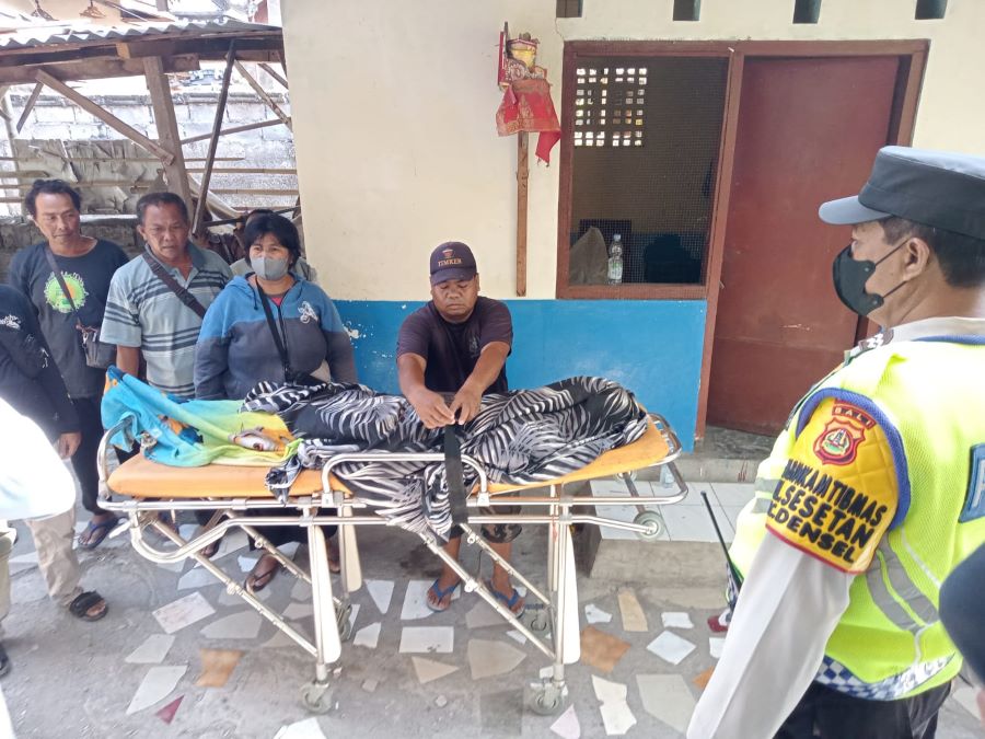 Sesorang pemuda asal Tejakula Buleleng ditemukan gantung diri di kamar kos kawasan Sesetan Denpasar Selatan.
