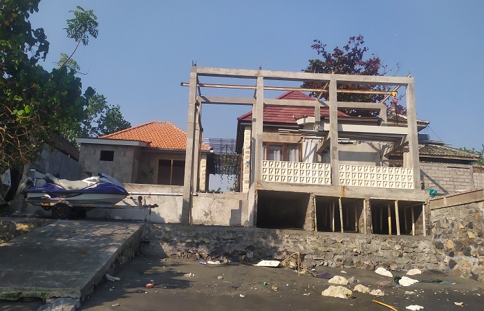Bangunan villa milik bule yang berada di pinggir pantai Pebuahan, Desa Banyubiru ini diminta segera dibongkar.