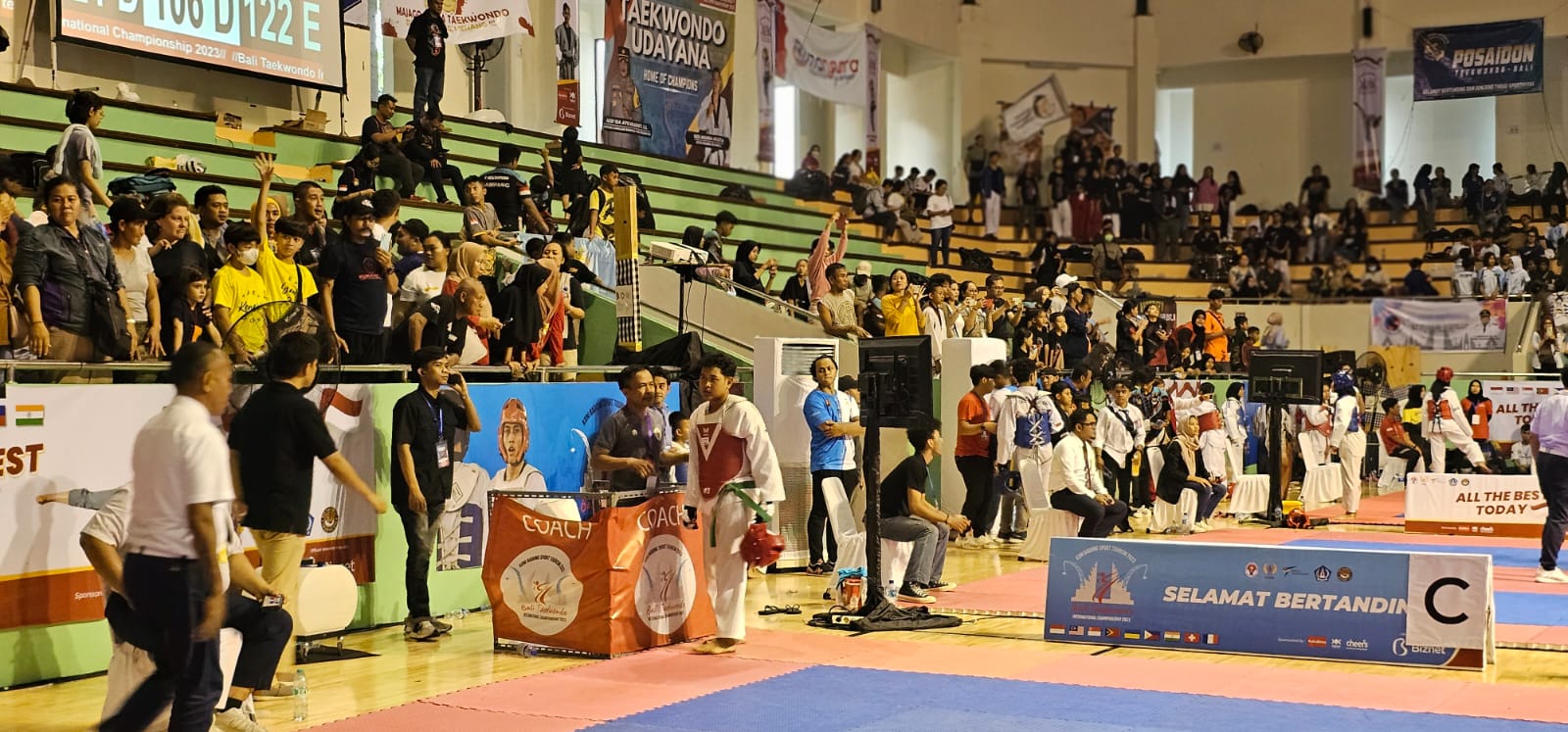 Abedniego Chalvaries Dewandaru (merah) didampingi pelatih SECTA Bali siap tampil di kelas pemula Kejuaraan Taekwondo Internasional BATIC 2023.