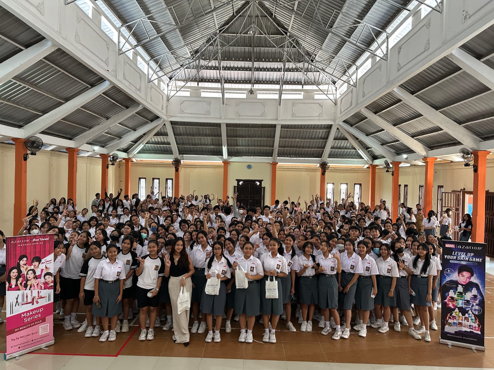 SERU: Suasana Road Show Honda DBL with Kopi Good Day 2023 Bali Series  di SMAN 1 Denpasar, kemarin.