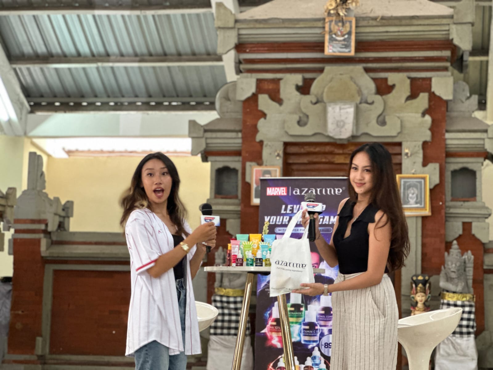 PERSONAL BRANDING: Influencer Ida Ayu Keysha Zeta Blanco Oka (kanan) di SMAN 1 Denpasar, kemarin.