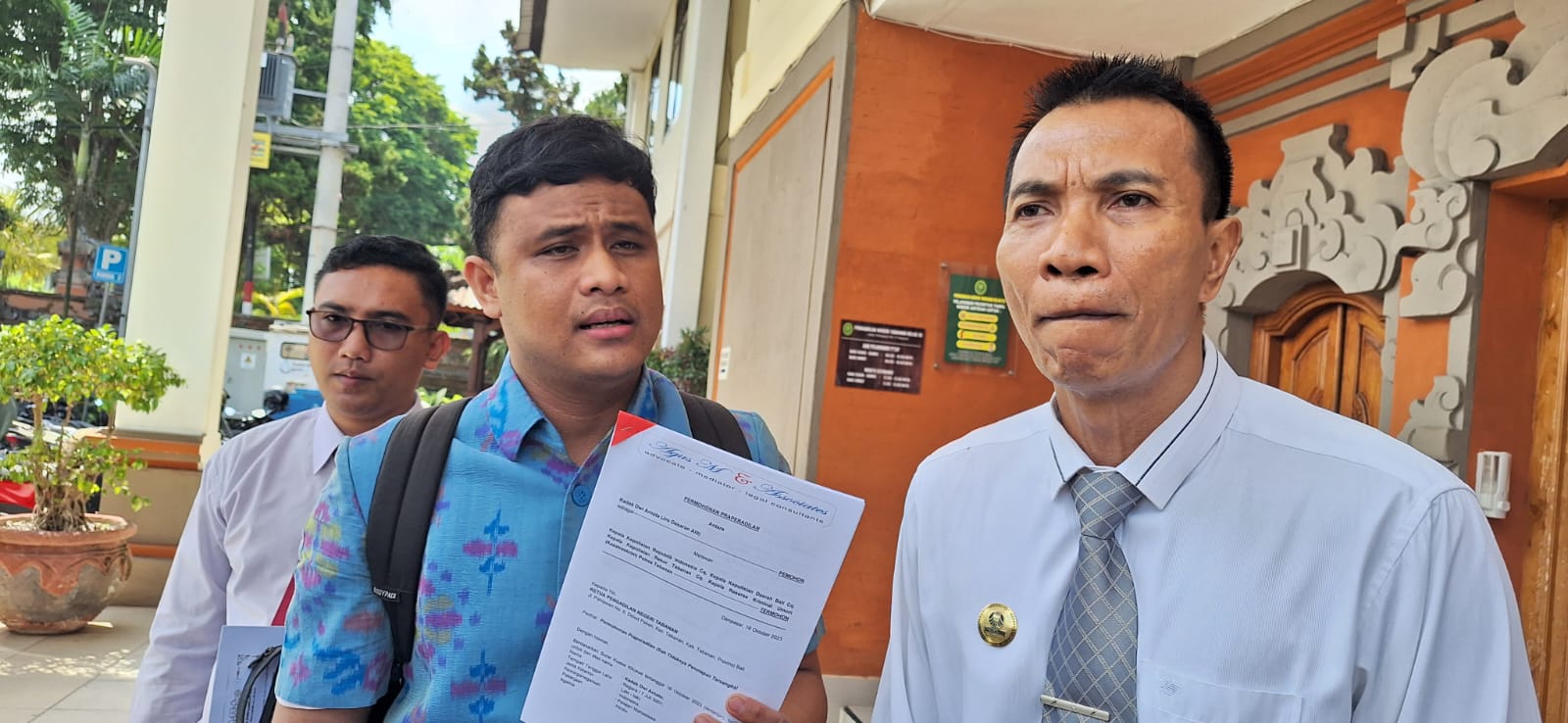 CARI CELAH LOLOS: (kanan) Kuasa hukum Jero Dasaran Alit (JDA) I Kadek Mulyawan dan Benny Hariyono yang mendatangi Pengadilan Negeri (PN) Tabanan Selasa (17/10/2023).